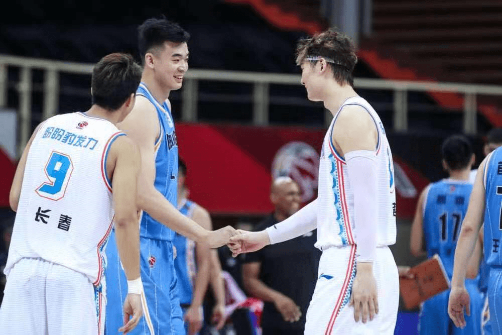 开云体育app包含门兴格拉德巴赫训练开放日；集结日内部沟通引欢呼；CBA常规赛在即；球队文化再被提及的词条